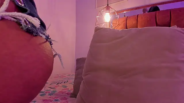 Snapshot of kristakinnky chatting on October 15, 2025, 1:33 pm kristakinnky online show from October 15, 2025, 1:33 pm