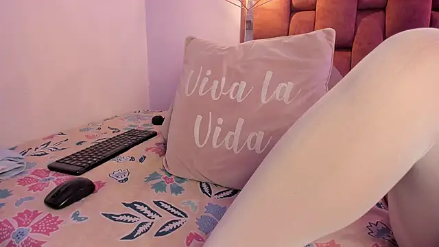 Snapshot of kristakinnky chatting on October 23, 2025, 1:54 pm kristakinnky online show from October 23, 2025, 1:54 pm