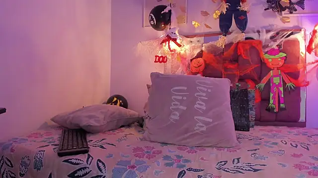 Snapshot of kristakinnky chatting on October 31, 2025, 1:23 pm kristakinnky online show from October 31, 2025, 1:23 pm