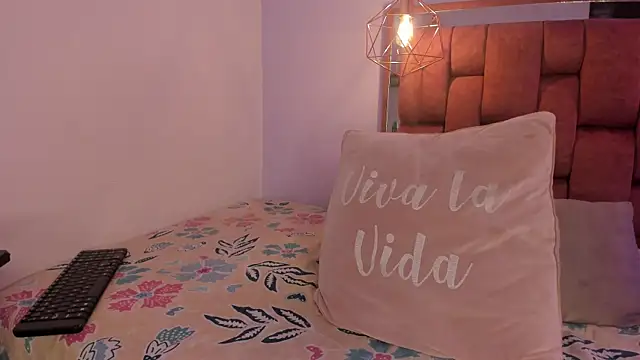 Snapshot of kristakinnky chatting on November 7, 2025, 1:44 pm kristakinnky online show from November 7, 2025, 1:44 pm