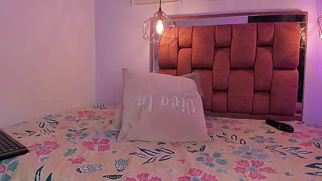 Snapshot of kristakinnky chatting on November 13, 2025, 3:00 pm kristakinnky online show from November 13, 2025, 3:00 pm