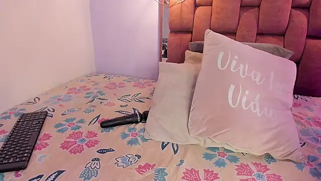 Snapshot of kristakinnky chatting on November 25, 2025, 1:44 pm kristakinnky online show from November 25, 2025, 1:44 pm