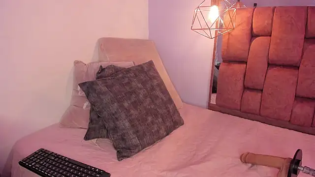 Snapshot of kristakinnky chatting on February 21, 2026, 11:44 am kristakinnky online show from February 21, 2026, 11:44 am