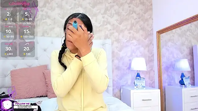 Eliza Thaylor   online show from January 8, 2025, 12:26 pm