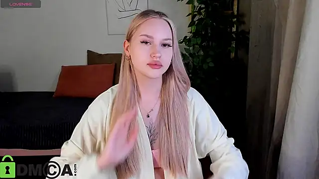 Carol  Cox online show from November 12, 2025, 10:09 pm