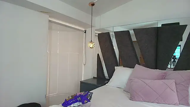 Milkdulce1 online show from November 9, 2025, 12:47 pm