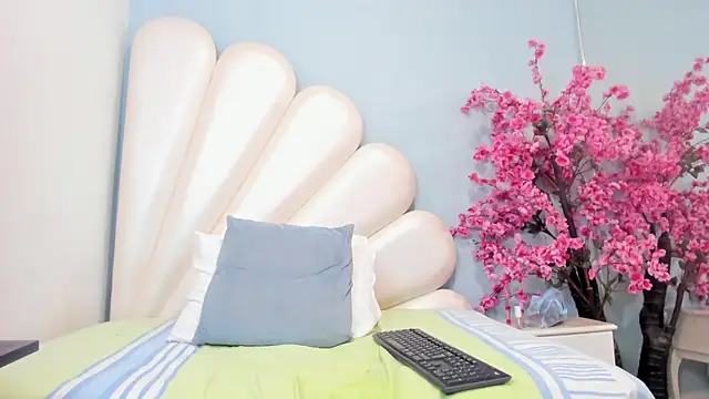 Ally Parkeer  online show from March 7, 2025, 4:55 pm