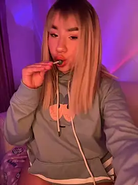 Snapshot of Im_Valen_Cute chatting on October 17, 2025, 2:37 am Im Valen Cute online show from October 17, 2025, 2:37 am