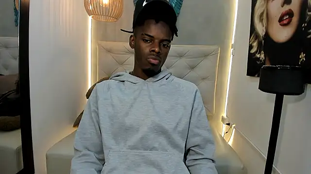 Snapshot of royce_ebony chatting on March 19, 2026, 2:37 am royce ebony online show from March 19, 2026, 2:37 am