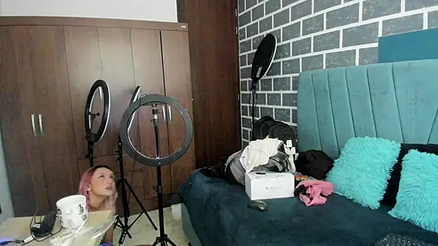 Alterego1   online show from September 23, 2025, 12:19 pm