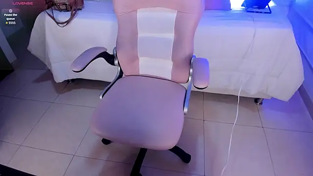 Kitty Pam online show from October 30, 2025, 8:42 pm