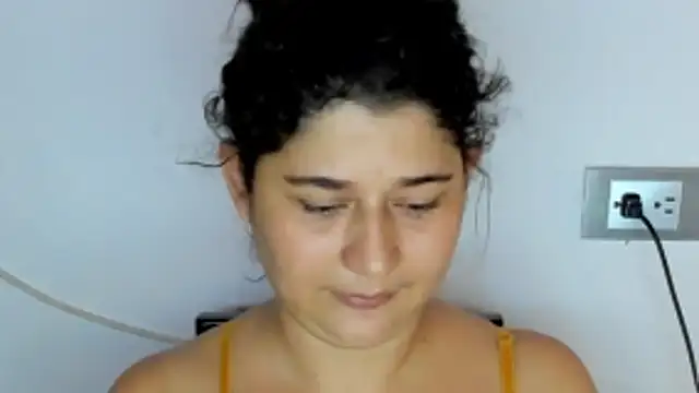 Snapshot of alinabozz1 chatting on May 3, 2026, 8:04 pm alinabozz1 online show from May 3, 2026, 8:04 pm