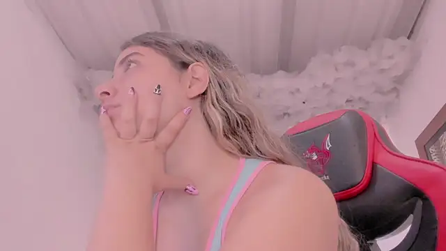 Snapshot of Lauu_G chatting on October 4, 2025, 12:36 pm Lauu G online show from October 4, 2025, 12:36 pm