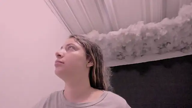 Snapshot of Lauu_G chatting on November 4, 2025, 10:14 am Lauu G online show from November 4, 2025, 10:14 am