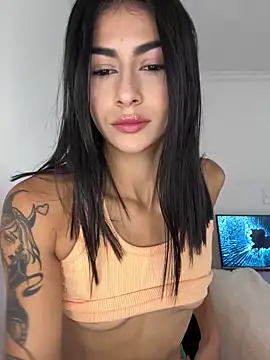 emilie xx  online show from April 25, 2026, 3:42 pm