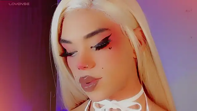 DanniLee  online show from December 19, 2025, 9:33 pm