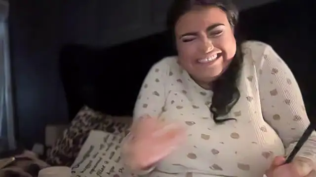 Snapshot of curvybabesx1 chatting on October 14, 2025, 2:40 pm curvybabesx1 online show from October 14, 2025, 2:40 pm