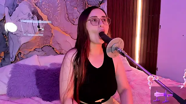 centaurigirl online show from November 24, 2025, 2:33 am