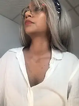 Snapshot of Amaliu_ chatting on February 4, 2025, 10:45 pm Amaliu online show from February 4, 2025, 10:45 pm