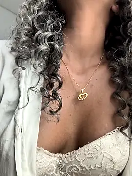 Snapshot of Amaliu_ chatting on February 21, 2025, 10:59 pm Amaliu online show from February 21, 2025, 10:59 pm