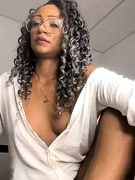 Snapshot of Amaliu_ chatting on February 28, 2025, 11:23 pm Amaliu online show from February 28, 2025, 11:23 pm