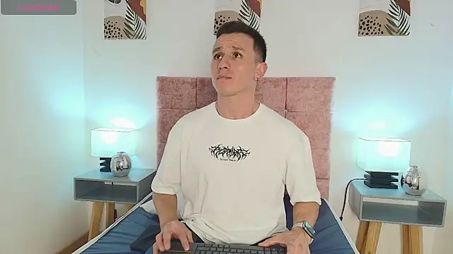 Snapshot of Andrewfalcon chatting on January 19, 2025, 7:15 pm Andrewfalcon online show from January 19, 2025, 7:15 pm