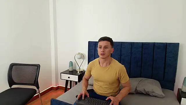 Snapshot of Andrewfalcon chatting on March 13, 2025, 7:06 pm Andrewfalcon online show from March 13, 2025, 7:06 pm