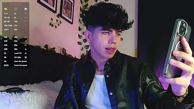 LyleBennett  online show from March 22, 2025, 10:49 am