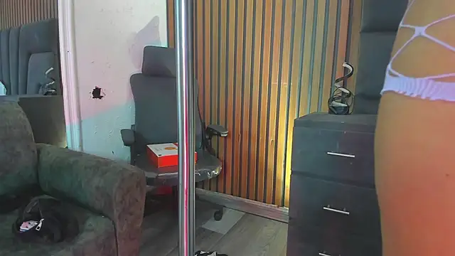 AlliceRosero online show from April 24, 2026, 5:43 am