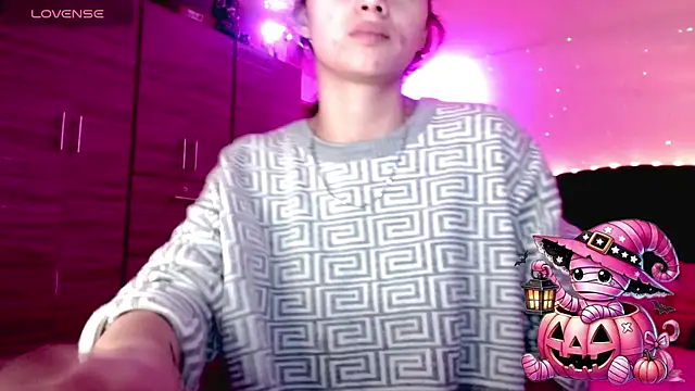 holy juli online show from October 28, 2025, 2:37 am