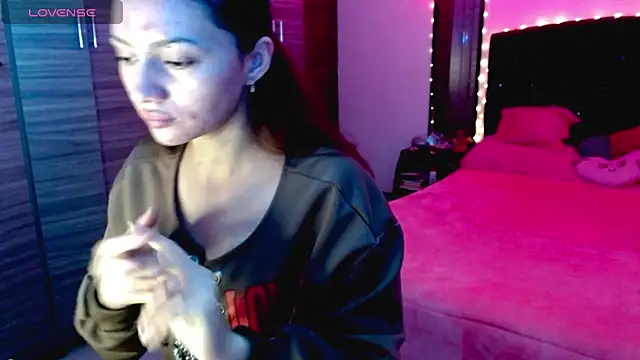 holy juli online show from November 5, 2025, 3:39 am