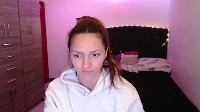 Snapshot of holy_juli chatting on June 1, 2026, 3:52 am holy juli online show from June 1, 2026, 3:52 am