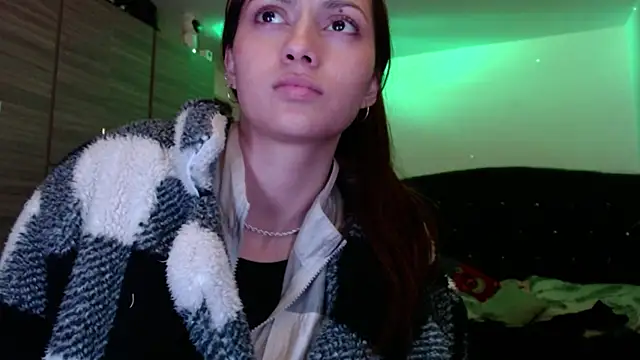 Snapshot of holy_juli chatting on June 10, 2026, 3:39 am holy juli online show from June 10, 2026, 3:39 am