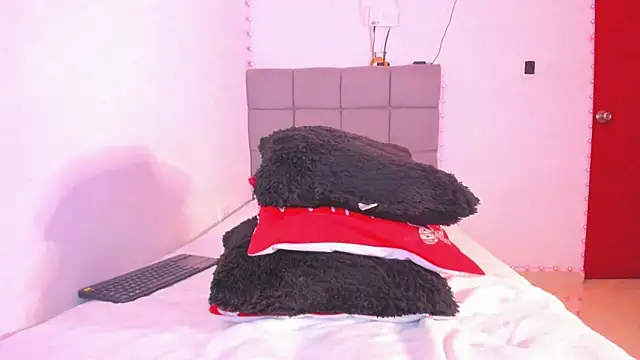 Miranda-brow online show from December 15, 2025, 4:28 am