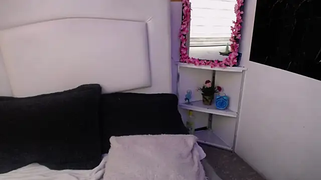 Snapshot of palmer_mIix chatting on December 19, 2024, 5:18 pm palmer mIix online show from December 19, 2024, 5:18 pm