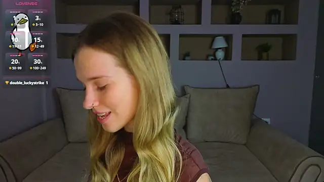 LinaCristonsen online show from October 5, 2025, 3:10 pm