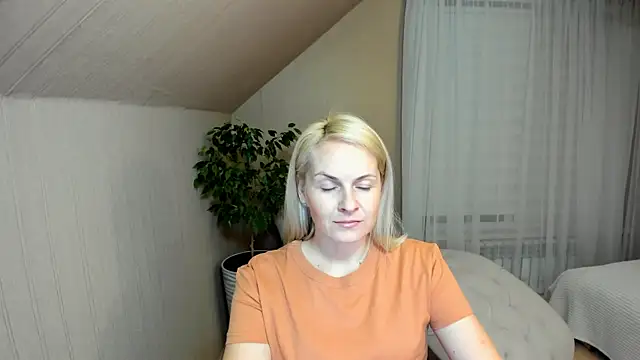 Snapshot of Alicee_Gracee chatting on January 10, 2025, 4:20 pm Alicee Gracee online show from January 10, 2025, 4:20 pm