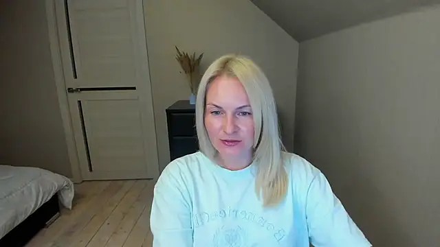 Snapshot of Alicee_Gracee chatting on October 12, 2025, 6:51 pm Alicee Gracee online show from October 12, 2025, 6:51 pm