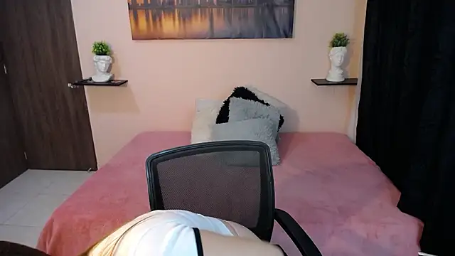 Snapshot of cristal-evanns chatting on February 22, 2026, 12:01 am cristal-evanns online show from February 22, 2026, 12:01 am