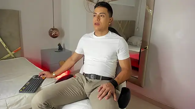 Lucii fer  online show from December 1, 2025, 11:48 am