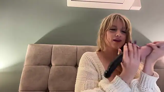 LustfulLuna  online show from December 21, 2025, 9:33 pm