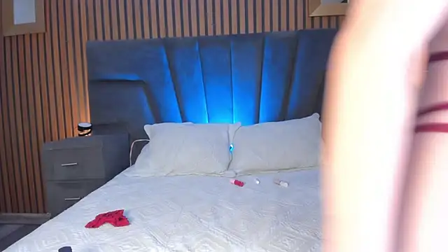 NaxaAndLexi  online show from December 22, 2025, 2:47 pm