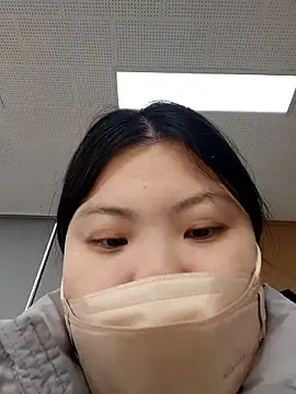 hello098712 online show from November 17, 2025, 3:23 am