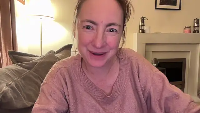 Snapshot of LouiseTswing chatting on December 3, 2024, 11:35 pm LouiseTswing online show from December 3, 2024, 11:35 pm