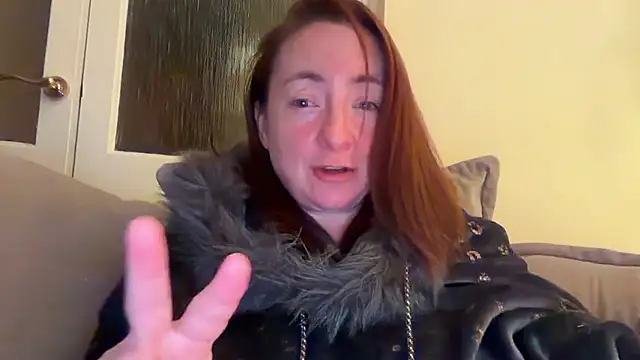 Snapshot of LouiseTswing chatting on December 8, 2024, 10:36 pm LouiseTswing online show from December 8, 2024, 10:36 pm