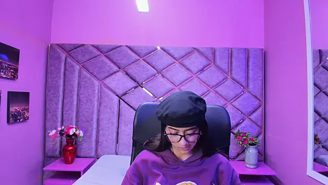 Miaa Thopmson online show from November 29, 2025, 12:13 am