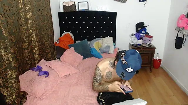 Snapshot of Kitty_and_jake chatting on March 19, 2025, 5:52 am Kitty and jake online show from March 19, 2025, 5:52 am