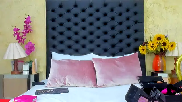 NahomiWhitel online show from October 9, 2025, 3:21 pm