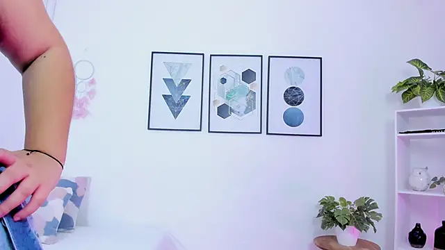 Abriil7 online show from February 4, 2025, 3:33 am