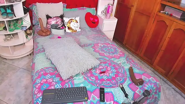 larafoxter online show from March 21, 2026, 11:48 am